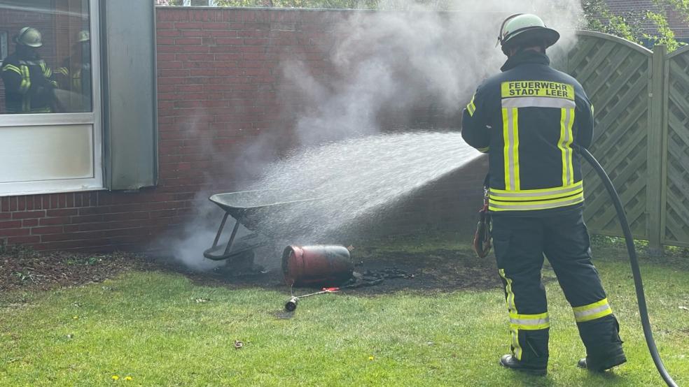 Die Gasflasche und die Schubkarre wurden zerstört, zudem entstand durch die Hitze ein kleiner Schaden am Wohnhaus. © Feuerwehr