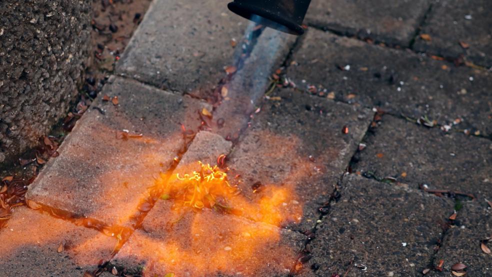 Die Feuerwehr warnt vor dem Einsatz von Abflammgeräten. © Pixabay