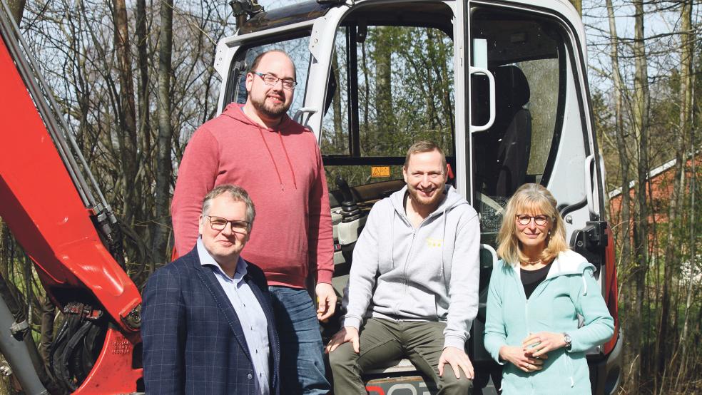 An seiner neuen Wirkungsstätte: Niklas Sonnenberg (Zweiter von links) mit Superintendent Thomas Kersten, Manfred Dieken und Anja Refke (von links).  © Foto: Kirchenkreis Rhauderfehn