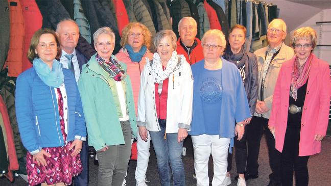 Landfrauen stellen humorvolle Modenschau auf die Beine