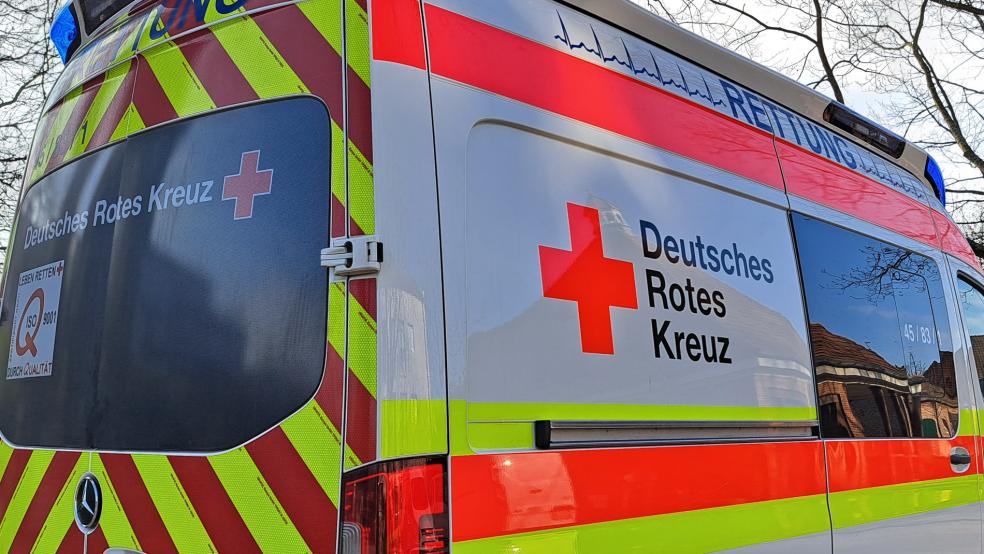 Eine 63-jährige Autofahrerin aus Großefehn wurde mit schweren, laut der Polizei jedoch nicht lebensbedrohlichen Verletzungen in ein Krankenhaus gebracht.  © Szyska (Symbolfoto)
