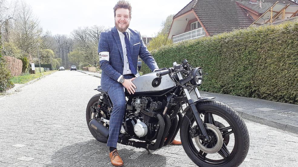 Organisator Tim Bultmann aus Leer nimmt mit seinem Cafe Racer, eine Honda CB 750, an der Motorradtour teil.  © Foto: Berents