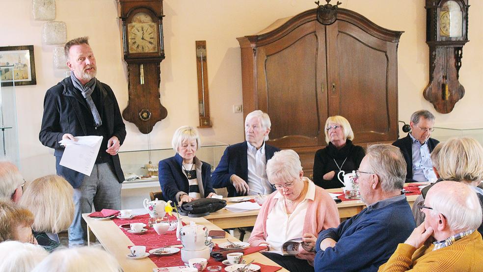 Landesbühnen-Intendant Olaf Strieb hielt bei der Geburtstagsfeier des Freundeskreises Landesbühne Rheiderland im Heimatmuseum eine Rede. Er hob die Arbeit der Ehrenamtlichen hervor und bedankte sich für ihren Einsatz.  © Foto: Busemann