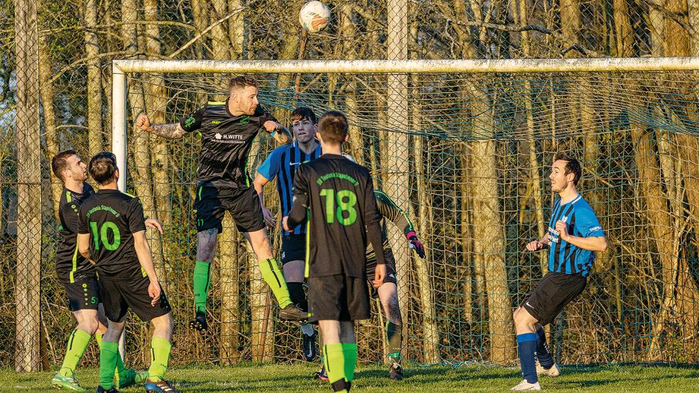 Stapelmoors Nico Modder (in der Luft) klärt einen Ball per Kopf im eigenen Strafraum gegen den Heidjer Luis Jakob Frey.  © Foto: Jungeblut