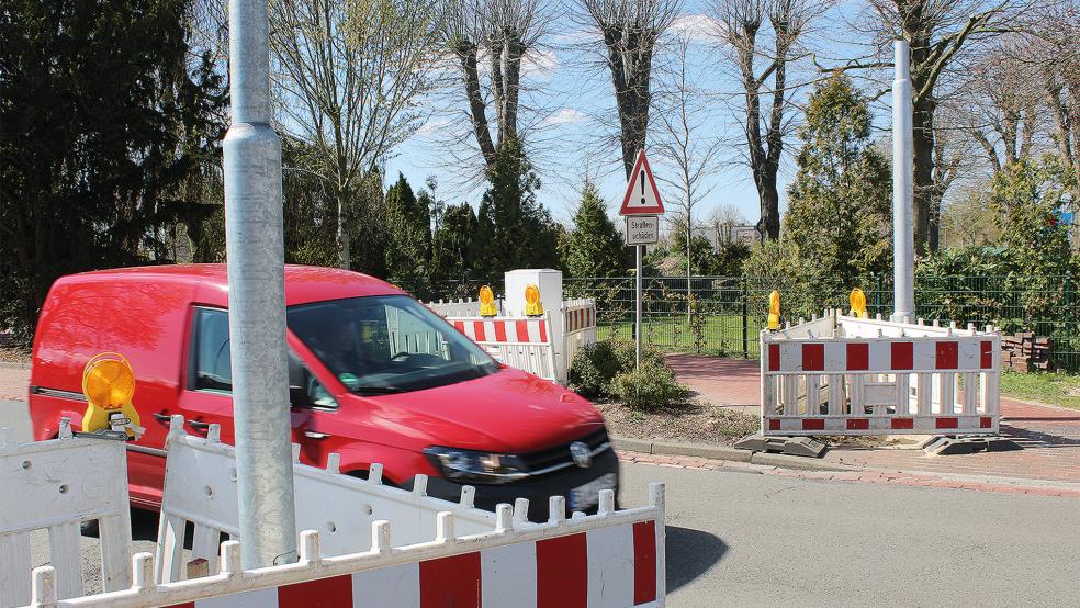 Das Gerüst steht, aber die Fertigstellung der Ampel in der Mühlenstraße in Weener verzögert sich weiter.  © Foto: Busemann