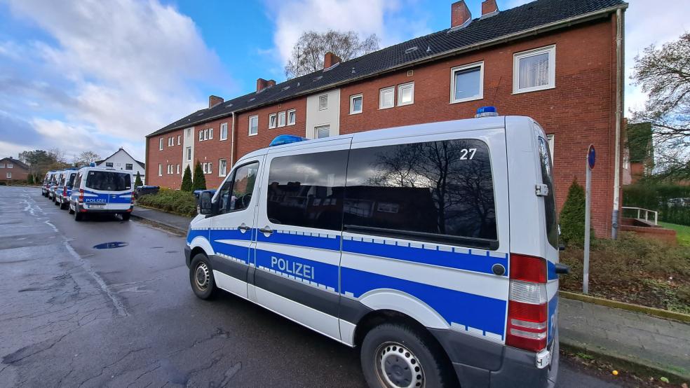 Am Donnerstag vergangener Woche durchsuchten Polizeibeamte aus Osnabrück eine Wohnung im Bereich der Störtebekerstraße in Weener. © Szyska