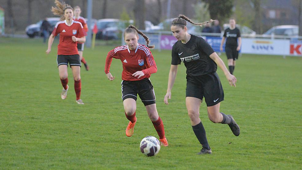Jemgums Laura Pruin (rechts) schlug eine starke Flanke zu Annika Recks Ausgleichstor.  © Foto: Born