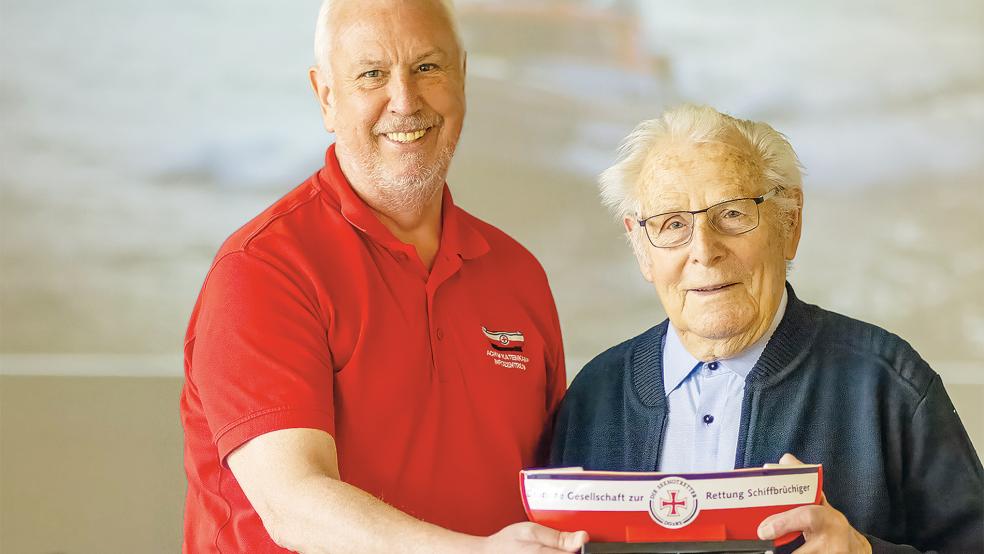Hans-Joachim Katenkamp (links) von den Seenotrettern war zu Gast bei der Altenfeier in Holthusen, wo der Leiter Willi Garen ihn begrüßte.  © Foto: Jungeblut