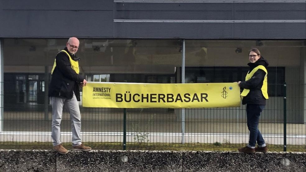 Gerold Siemer und Marina Middendorf von der Amnesty-Gruppe Papenburg bereiten den Bücherbasar vor. © privat