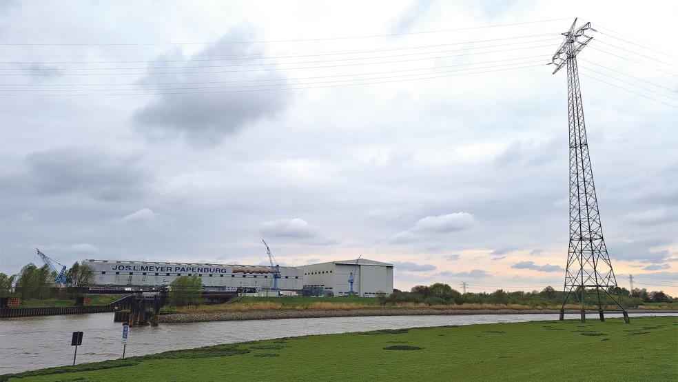 Im Deichvorland hinter dem Hotel-Restaurant »Reiherhorst« in Halte steht ein Mast der Hochspannungsleitung, auf der anderen Seite der Ems der zweite. Die geplante Erhöhung erfordert ein aufwändiges Planfeststellungsverfahren.  © Foto: Szyska
