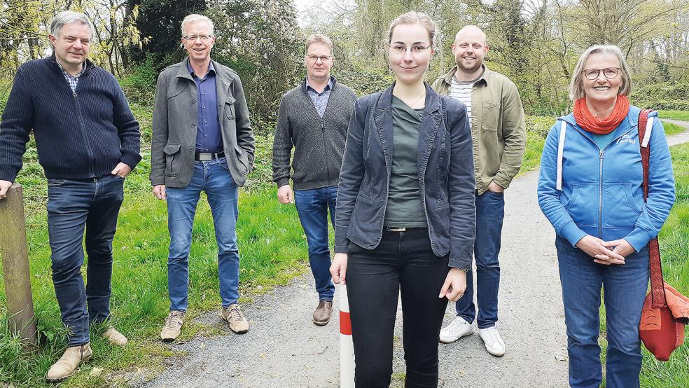 Michael Steven (von links), Rudolf Bleeker (Geschäftsführer LHV-Kreisverband Leer), Klaus Borde, Mara Bekker, Tobias Heller (untere Naturschutzbehörde des Landkreises) und Agnes Ratering freuen sich, dass die neue Öko-Station ihre Arbeit aufgenommen hat.  © Foto: Berents