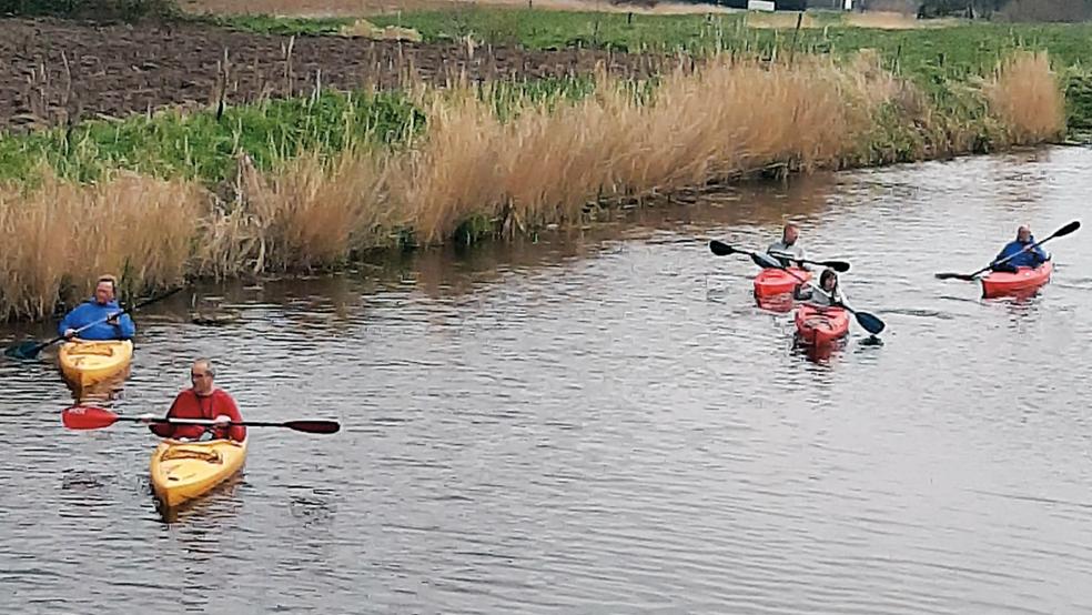 Die Kanuten des Surf- und Kanuclubs Rheiderland sind am vergangenen Sonntag auf dem Buschfelder Sieltief in die Saison 2023 gestartet.  © Foto: privat