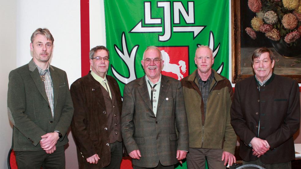 Der neue Vorstand der Jägerschaft des Kreises Leer (von links): Schatzmeister Heiko Engberts, Schriftführer Egon Ammann, 1. Vorsitzender Heinrich Rauert, stellvertr. Vorsitzender Carl-Heinz Schmidt sowie Kreisjägermeister Jan-Wilhelm Hilbrands.  © Foto: privat