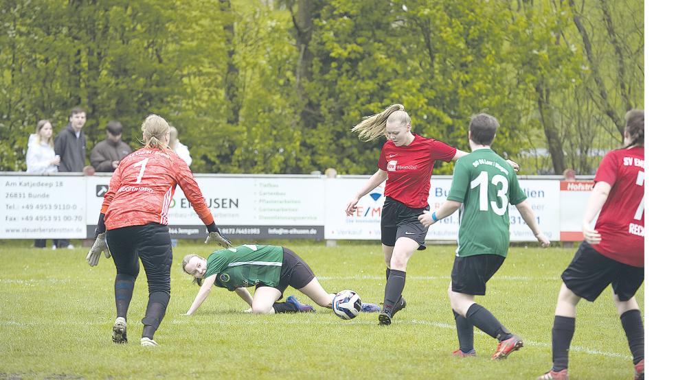 Melina Schulte (am Ball) setzte sich in dieser Szene gegen Jule de Boer (am Boden) durch, konnte aber SG-Keeperin Lena Wortmann nicht überwinden.  © Foto: Zuidema