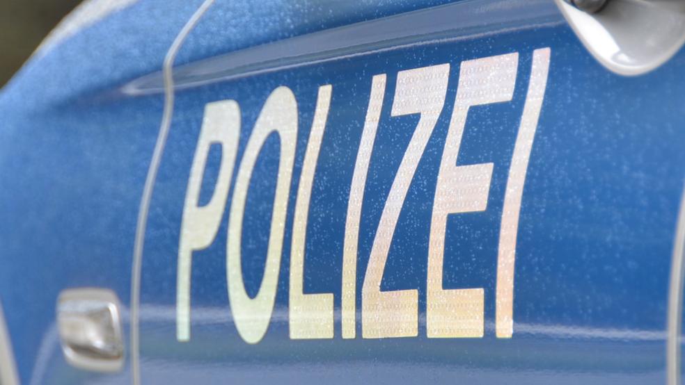 Die Polizei richtete am Sonntagabend gegen 20 Uhr eine Umleitung ein, weil nach einem Unfall auf der A 28 zahlreiche Trümmerteile auf der Fahrbahn lagen. © Polizei (Symbolfoto)