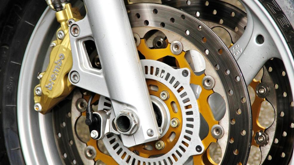 Unbekannte haben an Bremsscheiben von Motorrädern (Beispielfoto) in Emden Vorhängeschlösser befestigt. © pixabay