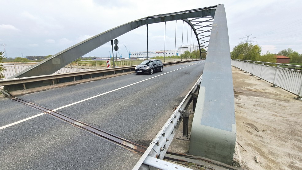Die Emsbrücke in Sichtweite der Papenburger Meyer Werft wird stark befahren. Bis Mitte kommenden Jahres laufen Instandsetzungsarbeiten, im Jahr darauf sollen die Planungen für ein neues Bauwerk beginnen.  © Foto: Szyska