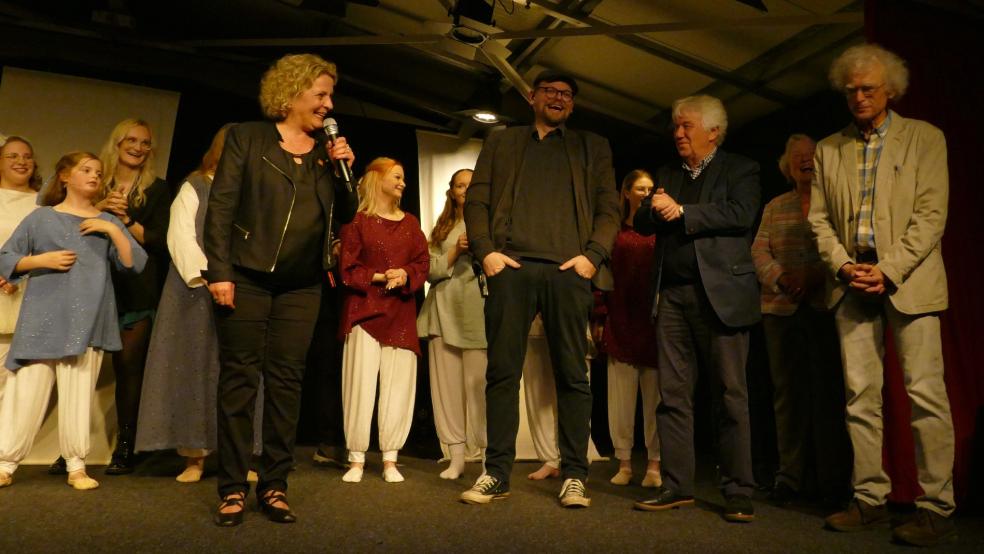 »Ihr habt mein Herz berührt«: Hans Niehaus (von rechts) und Rolf Zuckowski bedankten sich am Ende bei Tillmann Kleemann-Anders und Herma Peters für die gelungene Inszenierung. © Jürgens