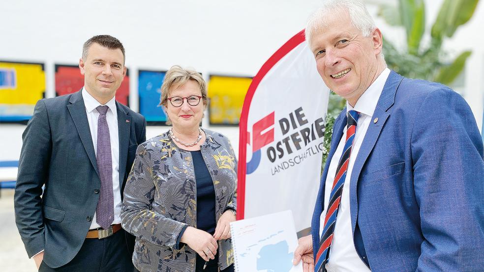 Sturmerprobt: Die Brandkassen-Spitze mit (von links) Gerrit Wilken (Vorstandsmitglied), Signe Foetzki (Unternehmenskommunikation) und Vorstandschef Thomas Weiss.  © Foto: Hanken