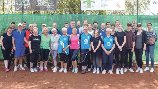 In Weener fliegt der Filzball wieder übers Netz