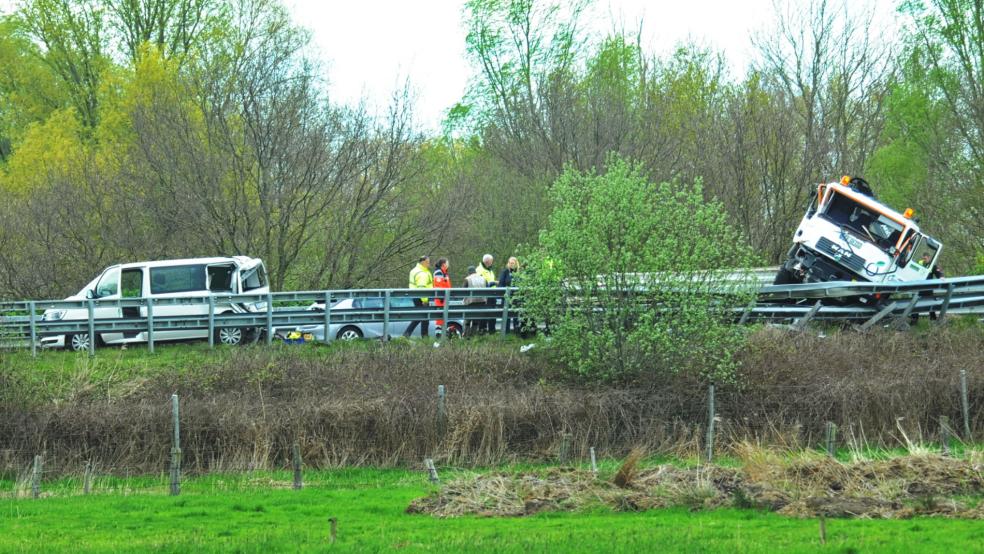 Zur Bergung des Lastwagens muss die Richtungsfahrbahn Oldenburg der Autobahn 31 vor dem Emstunnel voll gesperrt werden. © Wolters