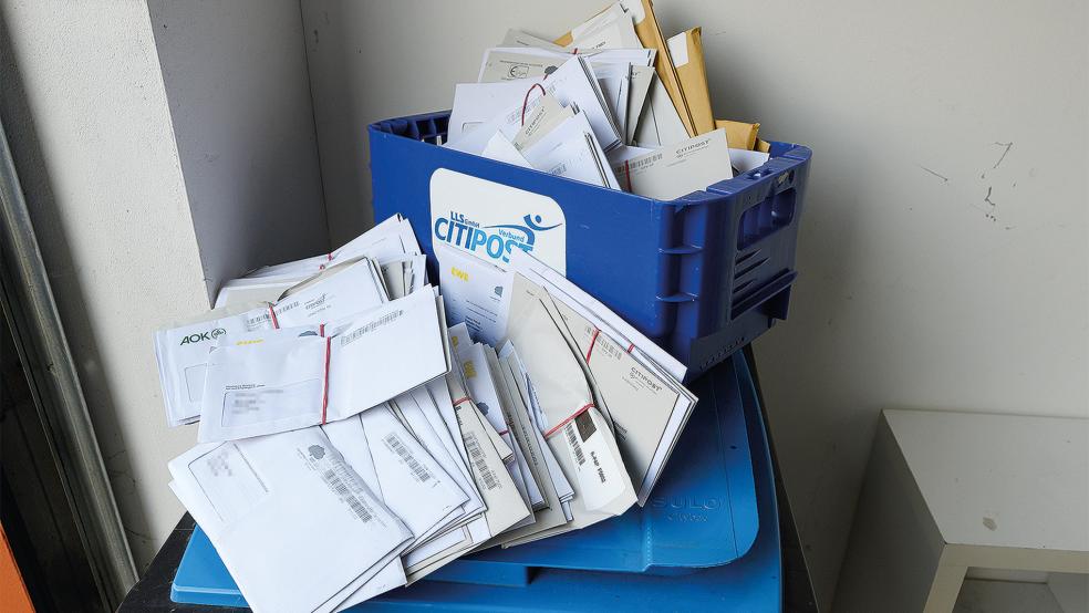 Insgesamt 238 Briefsendungen, überwiegend von Behörden, stellte die Polizei am 14. April in einer Garage in Weener sicher.  © Foto: Bruins