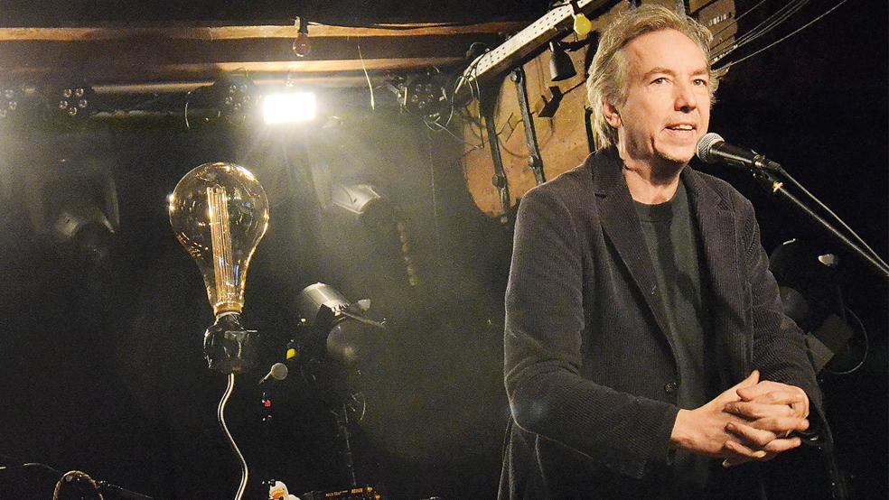 Geschichtenerzähler und Songwriter Olli Schulz begeisterte seine Anhänger im ausverkauften Zollhaus.  © Foto: Ammermann