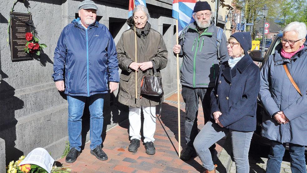 Die Vereinigung der Verfolgten des Naziregime-Bund der Antifaschisten gedachte der fünf ermordeten Männer mit einer Blumenniederlegung am Leeraner Rathaus.  © Fotos: Ammermann