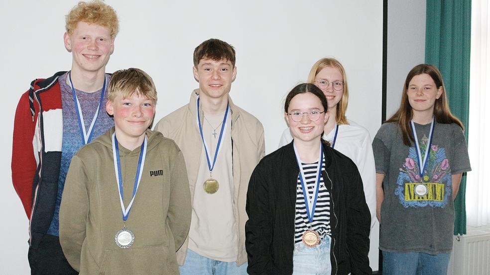 Lennard Evering (3. Platz Jungen), Theo Hickmann (2. Platz) und Silvio Fechner (1. Platz), Luisa Beigel (3. Platz Mädchen), Christin Meeske (1.Platz) und Jantje Kolthoff (2.Platz) wurden zu den Sportlern des Jahres gewählt.  © Foto: DLRG Weener