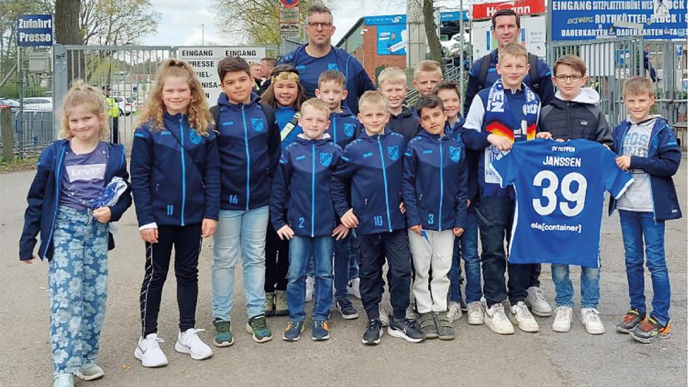 Die E-Jugend und drei D-Jugendliche des TuS Weener waren am Sonntag beim SV Meppen.  © Fotos: privat
