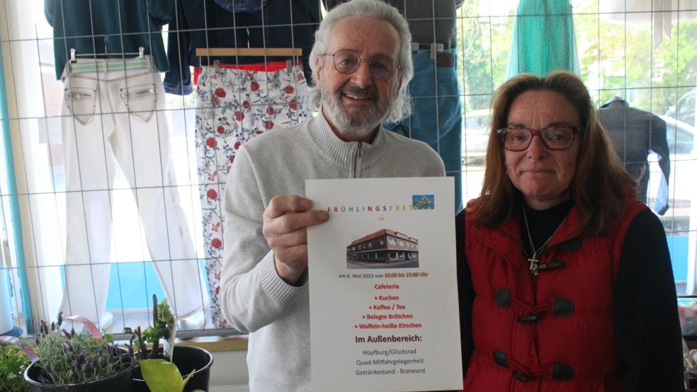 Volker Kraft und Susanne Röskens vom Sozialen Kaufhaus freuen sich auf viele Besucher des Frühlingsfests. © Busemann