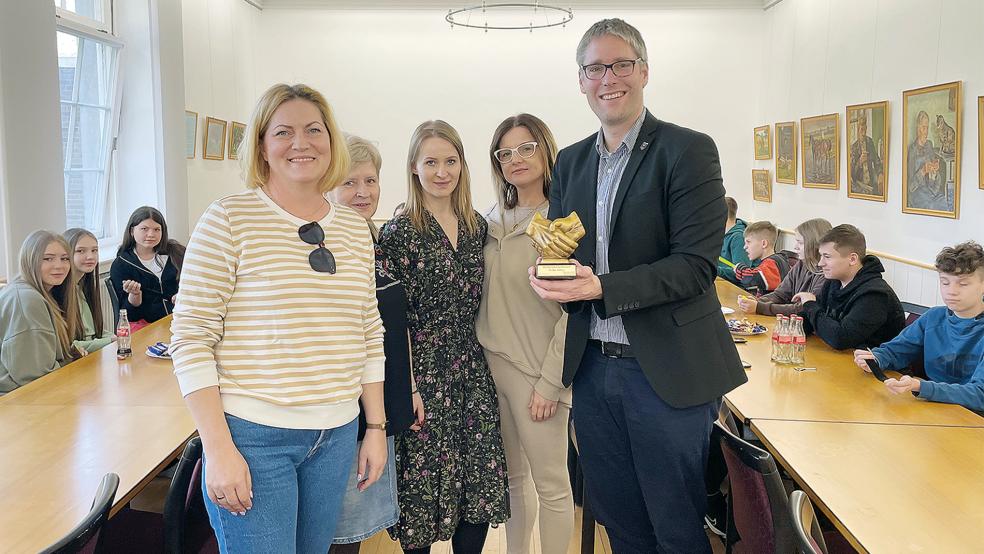 Beim offiziellen Empfang im Rathaus der Stadt Weener überreichten Anna Stobnicka, Justyna Grabowicz, Liwia Krystecka-Siewiera und Barbara Machnicka aus dem polnischen Rybno ein Präsent an Bürgermeister Heiko Abbas.  © Foto: Stadt Weener