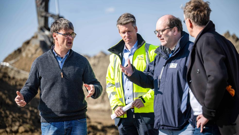 Deichrichter Gerd-Udo Heikens, Thomas Schoneboom vom NLWKN, Niedersachsens Umweltminister Christian Meyer, und Rainer Carstens vom NLWKN heute Vormittag auf einer Baustelle am Deich in der Krummhörn.  © Schuldt (dpa)