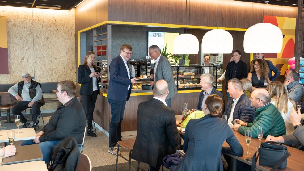 Die neue McDonald´s-Filiale in Rhede wurde am Dienstag feierlich eingeweiht. Im Bild: Franchise-Nehmer Christian Eckstein (stehend rechts) und Bürgermeister Jens Willerding.  © Wittrock-Gruppe