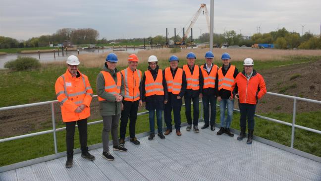 Plattform ermöglicht Blick auf Brücken-Bau