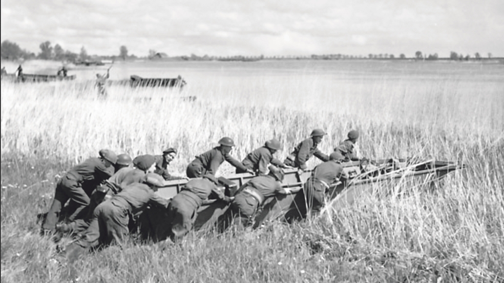 Kanadische Soldaten lassen Faltboote zu Wasser, mit denen sie vom Rheiderland aus über die Ems setzen.  © Foto: Library and Archives Canada