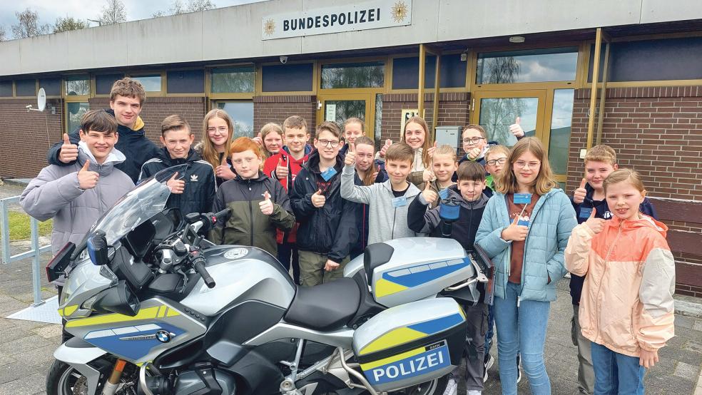 19 Kinder durften am Grenzübergang in Bunderneuland »hautnah« in den Alltag bei der Bundespolizei hineinschnuppern. Ralf Löning und Marion Groenewold informierten sieben Mädchen und zwölf Jungen über Ausstattung, Einsatzmittel und Kriminaltechnik. Besonders interessant fanden die Kinder eine »Übungskontrollstelle«, in der sie selbst in die Rolle eines Bundespolizisten schlüpfen konnten.  © Foto: Bundespolizei