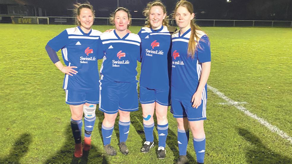 Amke Eihusen (von links), Nadine Schön, Maria Wilken und Kristin Eihusen haben nach der Partie noch ein Foto in den Trikots der 2. Herren des SV Neufirrel gemacht.  © Foto: privat