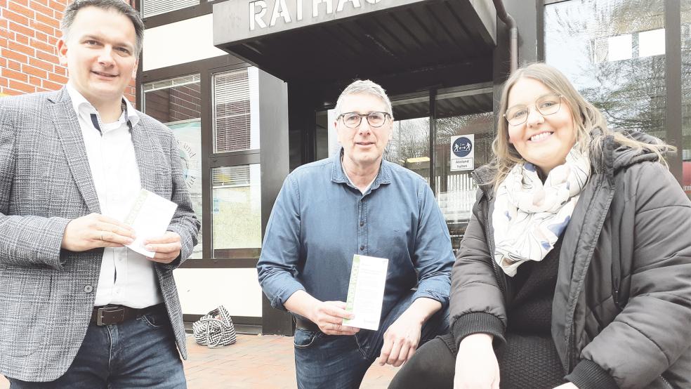 Bürgermeister Uwe Sap, Jörg Siemering (Fachbereichsleiter Ordnung und Touristik) sowie Lea Timmer (Vorsitzende Kultur- und Tourismusausschuss) freuen sich über das bunte Programm der »Bunder Woche«.  © Foto: Berents
