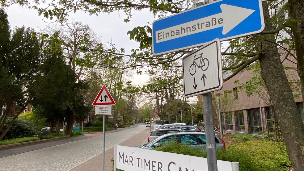 Die Einbahnstraßenregelung in der Bergmannstraße in Leer ist aufgehoben. Die Straße kann nun auch in südlicher Richtung verlassen werden. © Stadt Leer