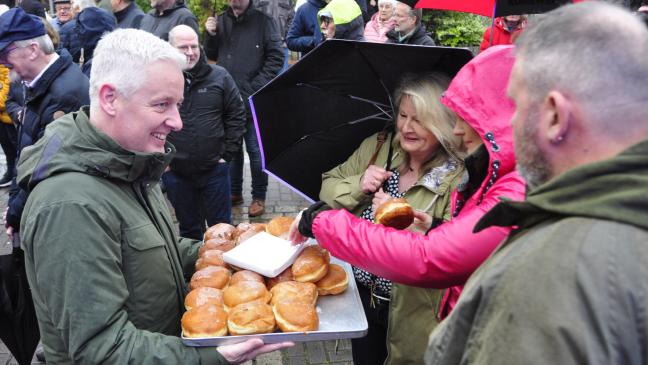 Feuchtfröhlicher Marktstart in Weener