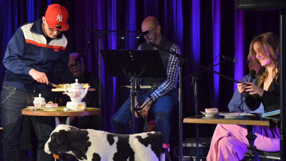 Bei der Lesung von Sylvie Gühmann und Jan Brandt gab es auch wieder Tee. © Ammermann