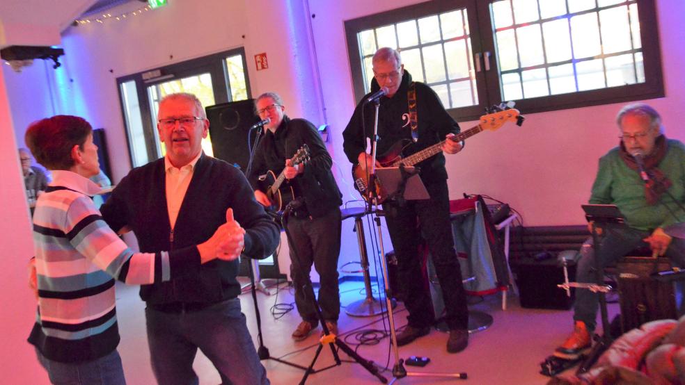 Bei dem Konzert zog es die Besucher immer wieder auf die Tanzfläche. © Ammermann