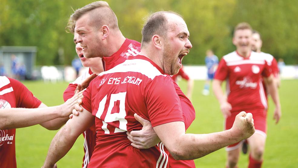 Gerd Bekker (vorne) schreit den Jubel nach seinem Treffer zum 2:1 heraus: Mitspieler, Trainerbank und Zuschauer jubelten mit ihm.  © Foto: Zuidema