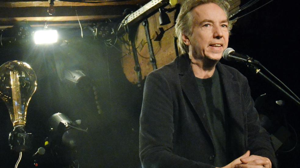 Olli Schulz bei seinem Auftritt im Zollhaus. Nun unterstützte der Künstler den Kulturtempel in Leer bei einer Spenden-Aktion. © Ammermann