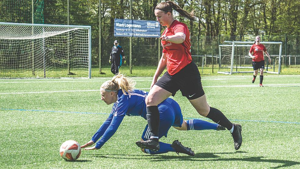 Jemgums Lena Amelsberg (rotes Trikot) lässt hier ihre Gegenspielerin abblitzen. Für einen Sieg sollte es trotz Leistungssteigerung zum Ende hin aber nicht mehr reichen.  © Foto: privat