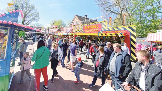 Kinderträume, Oldtimer und zwei Stelzen-Damen