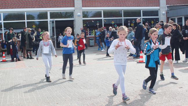 Hunderte Schüler der Grundschule Weener laufen für die »Kletterpyramide«