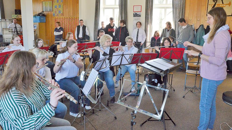 Das Flötenorchester probte beim »Tag der offenen Tür« öffentlich für Besucher.  © Fotos: Ammermann