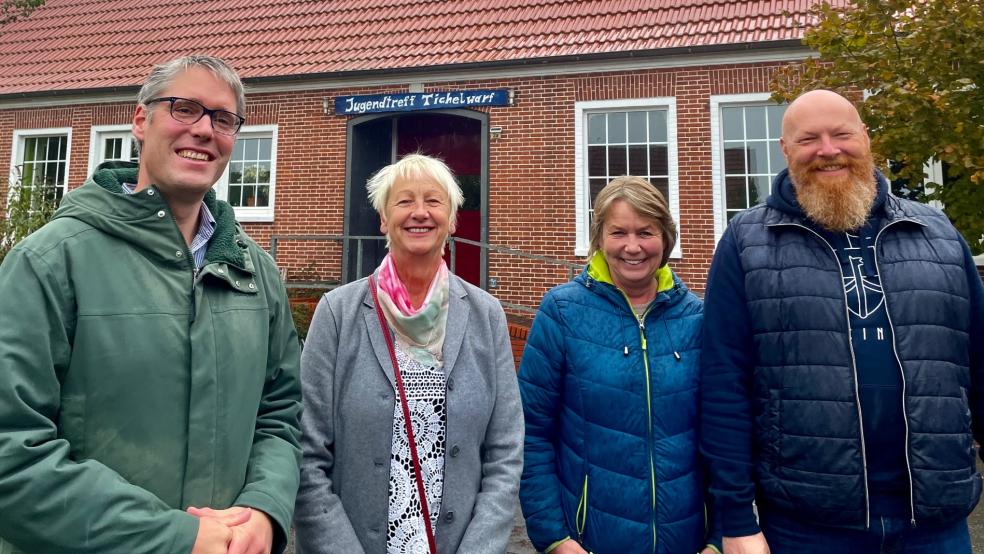 Freuen sich über eine neue Präventionskraft (von links): Bürgermeister Heiko Abbas, Leiterin Stadtjugendpflege Angelika Janssen-Harms, JUZ-Leiterin Tichelwarf Martina Dannen und JUZ-Leiter Weener, Kim Kanschat.  © Stadt Weener